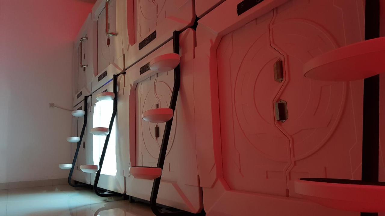 Apollo Capsule Hotel Ende Bagian luar foto